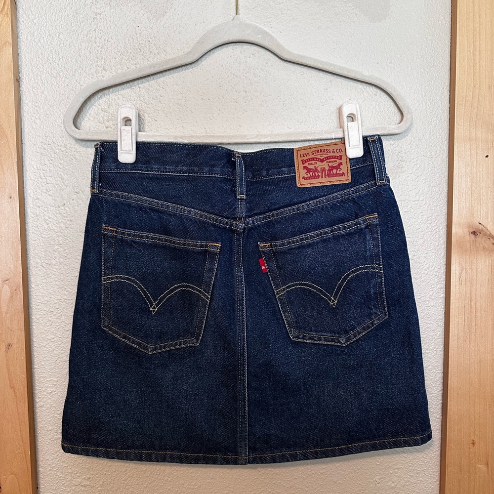 Like new Levi’s denim skirt - Picture 2 of 2